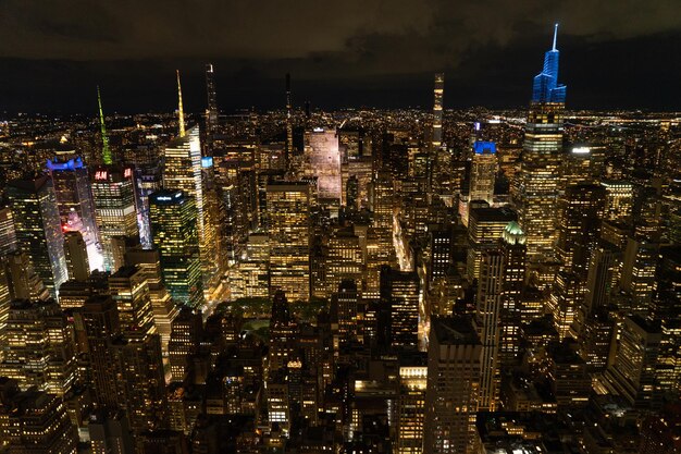 Photo vue aérienne des gratte-ciel éclairés dans la ville la nuit sous un angle élevé