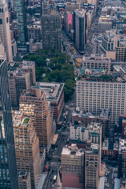 Photo vue aérienne des gratte-ciel éclairés de la ville le jour à un angle élevé