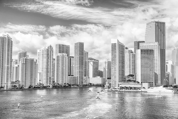 Vue aérienne des gratte-ciel de Miami avec un ciel bleu nuageux