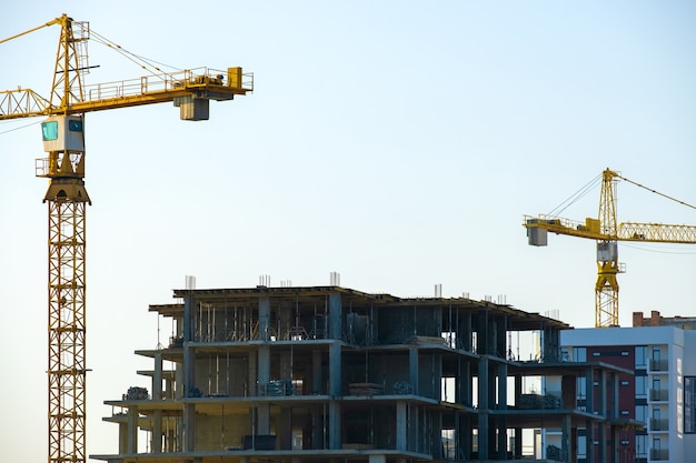 Vue aérienne des grues à tour et des hauts immeubles résidentiels en construction. Développement immobilier.