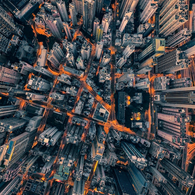 Vue aérienne à haut angle des bâtiments modernes éclairés de la ville