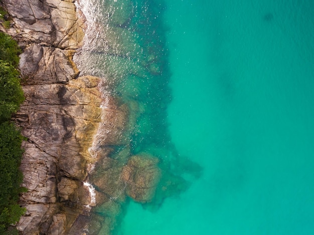 Vue aérienne de haut en bas au bord de la mer Belle surface de la mer turquoise en journée ensoleillée Fond d'été beau temps Mer incroyable à Phuket en Thaïlande le 23 novembre-2021