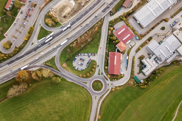 Photo vue aérienne de haut en bas de l'autoroute autoroute avec circulation des voitures de circulation en zone rurale.
