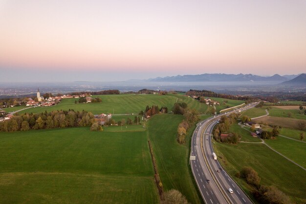 Vue aérienne de haut en bas de l'autoroute autoroute avec circulation des voitures de circulation en zone rurale.