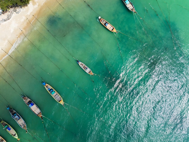 Vue aérienne de haut en bas des bateaux de pêche longtail à la mer à Phuket Thaïlande