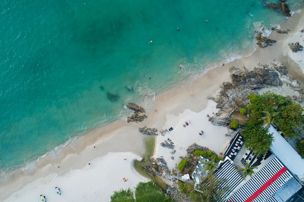 Vue aérienne de haut en bas de la belle plage de Patong Phuket Thaïlande Incroyable destination touristique de sable de plage de mer dans la mer d'Andaman Belle île le 12 février 2022