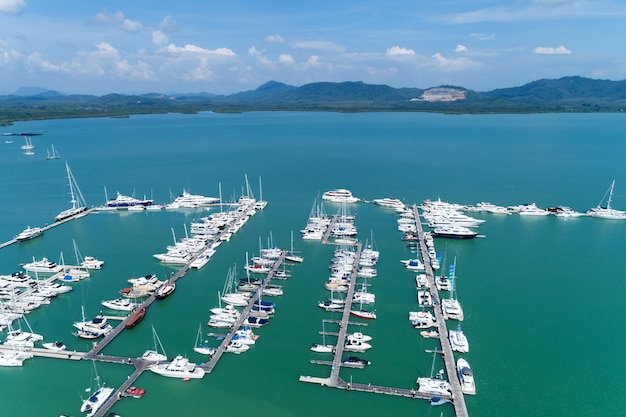 Photo vue aérienne de haut en bas drone shot of yacht et voilier parking dans la marina transport et voyage fond