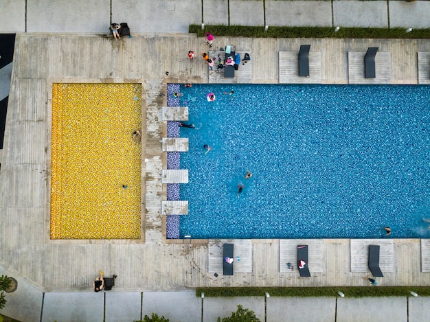 Vue aérienne de haut en bas d'une piscine rectangulaire prise de vue par drone