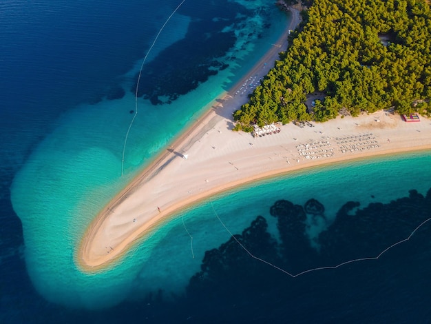 Vue aérienne de haut en bas de la plage de Zlatni rat sur la mer Adriatique l'île de Bol Brac Croatie station de vacances d'été