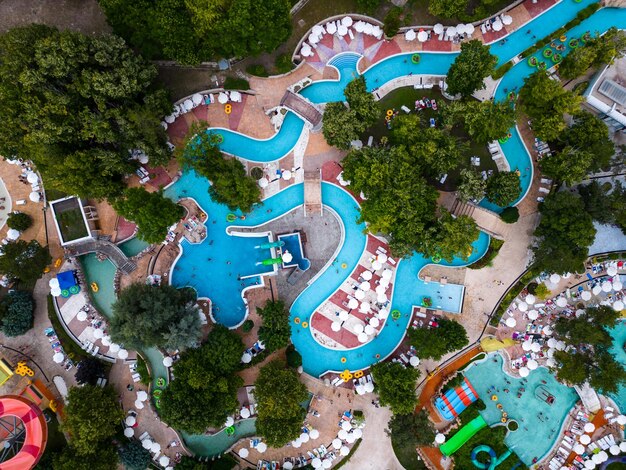 Photo vue aérienne de haut en bas d'une scène animée d'un parc aquatique d'en haut où les gens profitent des toboggans et des piscines le rire et la joie remplissent l'air