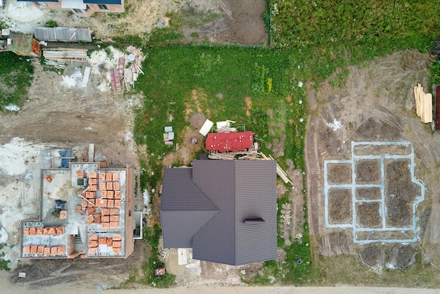 Vue aérienne de haut en bas des travaux de construction de la fondation en béton de la nouvelle maison sur le chantier de construction