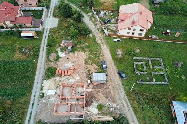 Photo vue aérienne de haut en bas des travaux de construction de la nouvelle fondation en béton de la maison sur le chantier de construction.