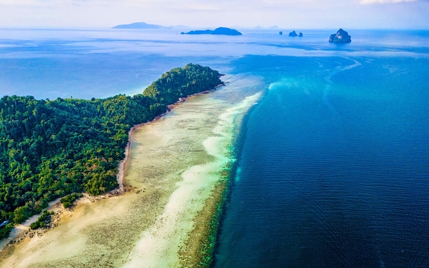 vue aérienne de haut Koh Kradan île tropicale dans la mer d'Andaman Trang en Thaïlande