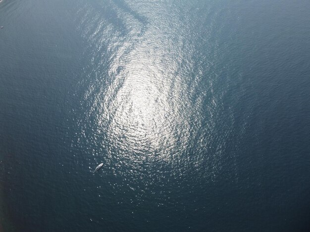 Vue aérienne d'en haut sur la mer d'azur calme et les rivages rocheux volcaniques petites vagues sur la surface de l'eau dans