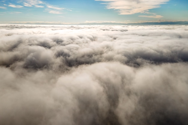 Vue aérienne d'en haut des nuages blancs gonflés en journée ensoleillée.