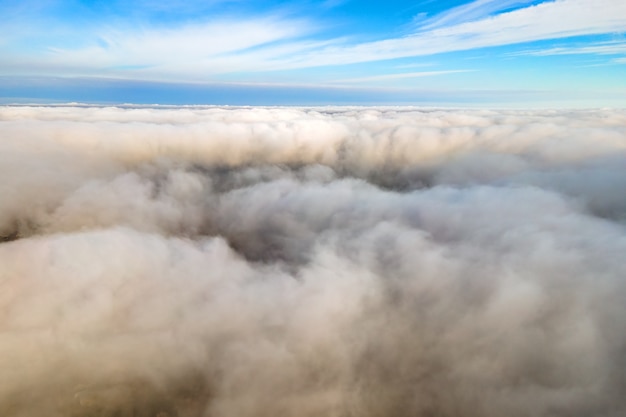 Vue aérienne d'en haut des nuages gonflés blancs en journée ensoleillée.