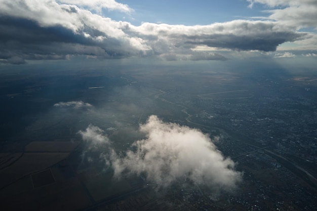 Vue aérienne à haute altitude de la terre couverte de cumulus gonflés se formant avant l'orage