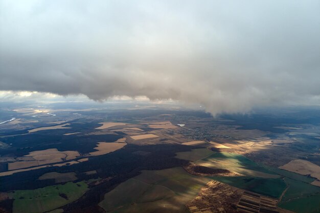 Vue aérienne de la haute altitude de la terre couverte de nuages pluvieux gonflés se formant avant l'orage