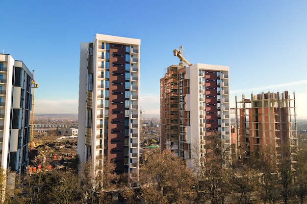 Vue aérienne de la haute grue à tour et des immeubles résidentiels en construction. Développement immobilier.