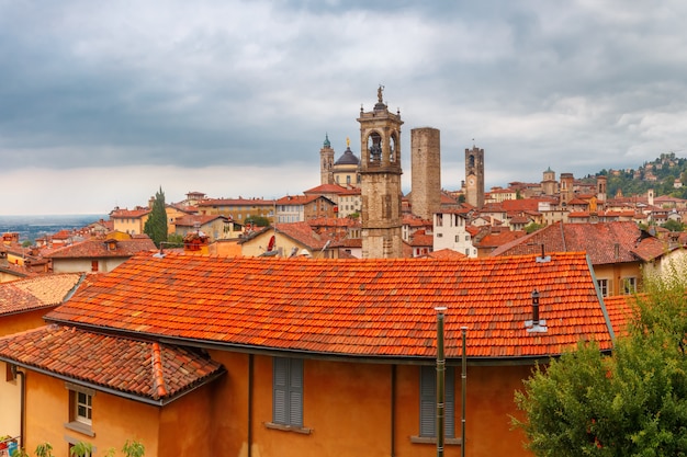 Vue aérienne de la haute ville médiévale de Bergame en Lombardie, Italie