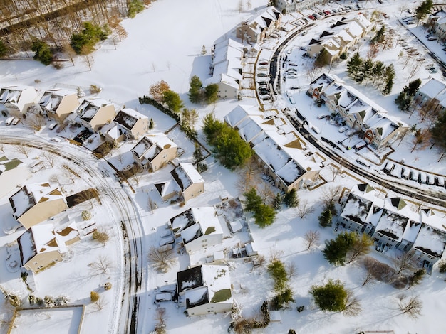 La vue aérienne d'hiver de petites cours résidentielles de ville maisons sur le toit couvert de neige
