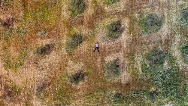 Vue aérienne d&#39;un homme couché dans un champ