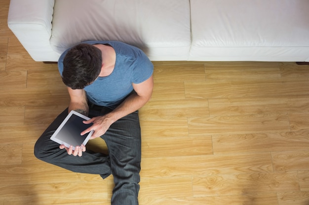 Vue aérienne d&#39;un homme séduisant avec tablette