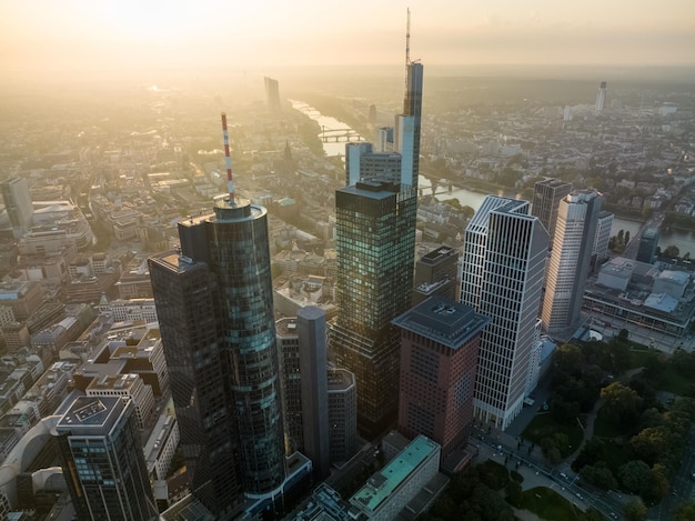 Vue aérienne de l'horizon de Francfort pendant le lever du soleil