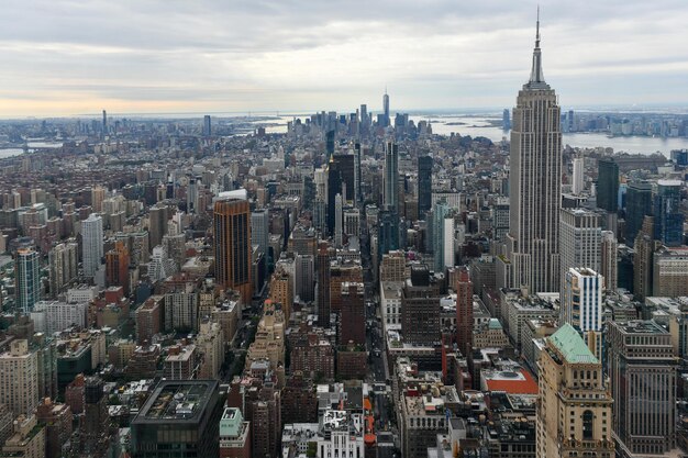 Vue aérienne de l'horizon de New York depuis le centre-ville de Manhattan