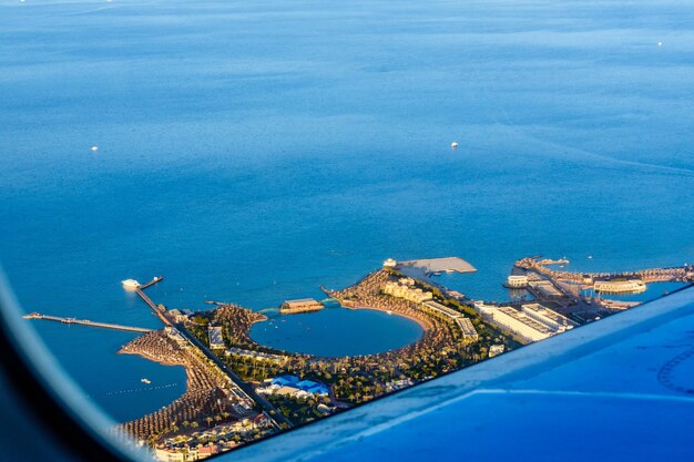 Vue aérienne sur les hôtels près de la ville d'Hurghada depuis l'avion