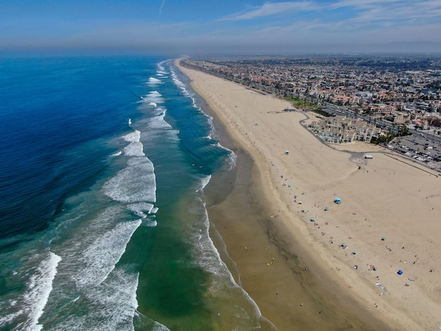 Vue aérienne de Huntington Beach au sud-est de Los Angeles en Californie