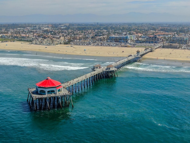 Vue aérienne de Huntington Beach avec la jetée California USA