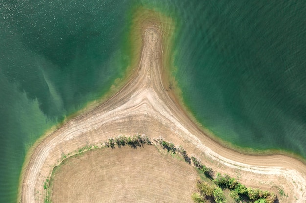 Vue aérienne de l'île avec des arbres entourés de mer ou d'océan avec de l'eau claire Tourisme voyageant