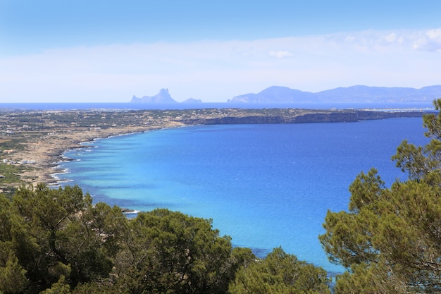 Vue aérienne de l&#39;île baléare de Formentera, horizon d&#39;Ibiza