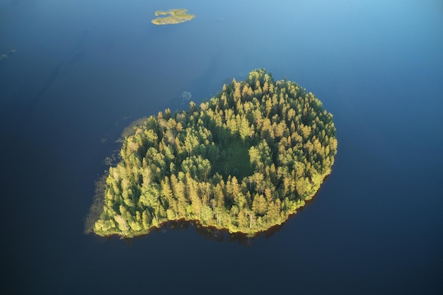 Vue aérienne de l'île sur le lac