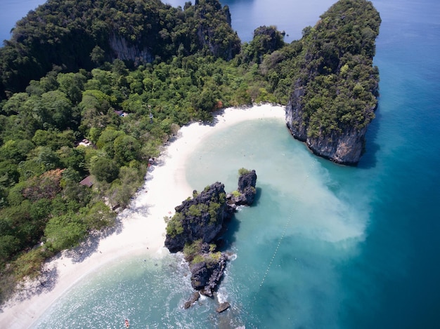 Vue aérienne de l'île et de la mer