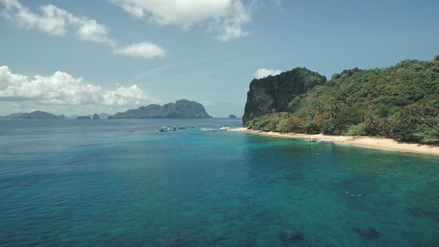 Vue aérienne de l'île paradisiaque tropique avec plage de sable blanc sur la côte de la baie de la mer