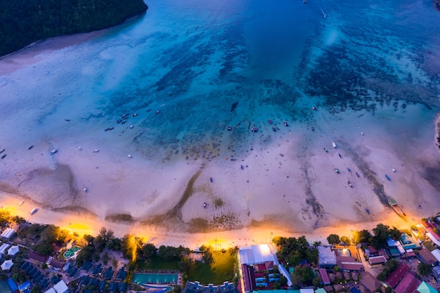 Vue aérienne de l'île de phi phi la nuit krabi Thaïlande