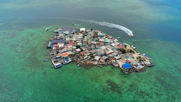 Vue aérienne de l'île de Santa Cruz del Islote en Colombie