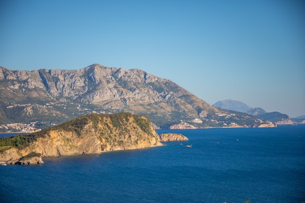 Vue aérienne de l'île de sveti nikola ou st nicolas est dans la riviera de budva sur fond de montagne monténégro