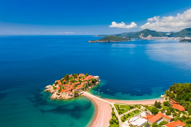 Vue aérienne de l'île de Sveti Stefan à Budva dans une belle journée d'été Monténégro