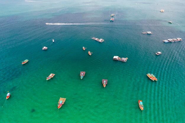 Vue aérienne de l'île de Thom, Phu Quoc, Vietnam. Belle plage bleue tropicale dans le golfe de Thaïlande