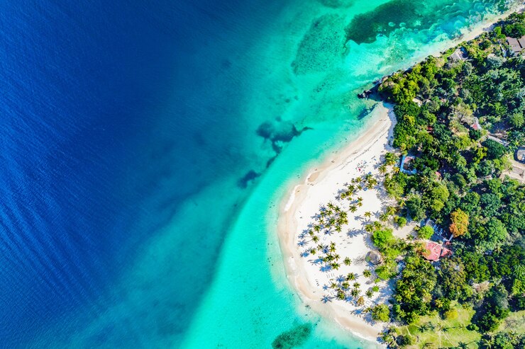 Photo vue aérienne de l'île tropicale des caraïbes cayo levantado en république dominicaine.