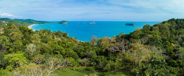 Photo vue aérienne d'une île tropicale avec une jungle luxuriante au costa rica