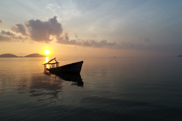 Vue aérienne d&#39;une île tropicale et d&#39;un vieux bateau au coucher du soleil à Phuket en Thaïlande