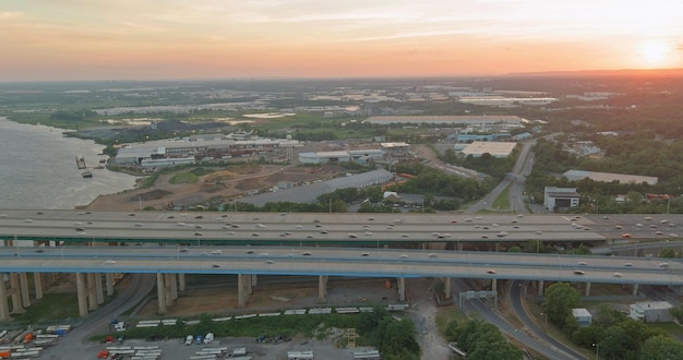 Vue aérienne d'un immense carrefour complexe à l'entrée reliée à la ville de woodbridge new jersey a