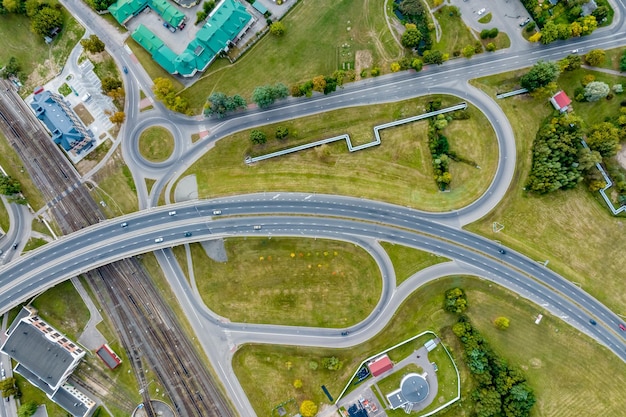 Vue aérienne d'un immense carrefour routier d'autoroute à fort trafic en ville