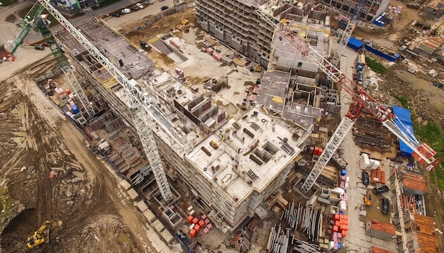 Vue aérienne d'un immense chantier de construction avec