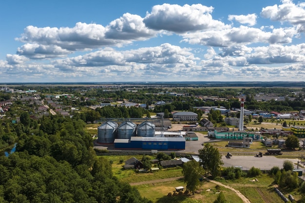 Vue aérienne d'un immense complexe agro-industriel avec silos et ligne de séchage de grains