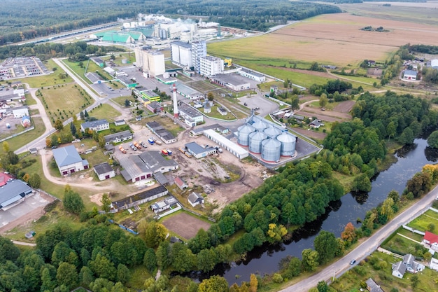 Vue aérienne d'un immense complexe agro-industriel avec silos et ligne de séchage de grains